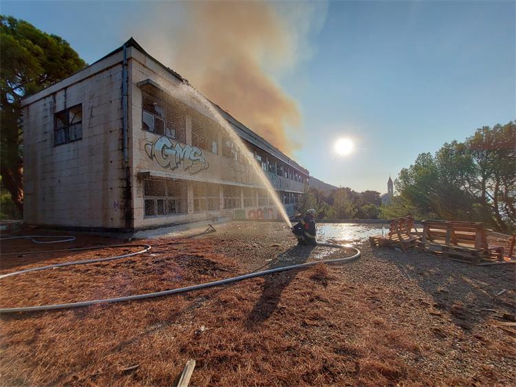 Slika /slike/Vijesti/Požar-Bol-Zlatar (3).jpg